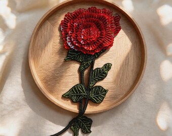 Parche de rosa roja con cuentas hechas a mano - Aplique bordado floral con lentejuelas 3D para chaqueta, vestido o bolso