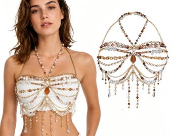 Puede incluir: Una cadena corporal con cadenas de metal en tono dorado y cuentas multicolores en tonos marrón, blanco y transparente. El diseño incluye una correa para el cuello estilo halter, cadenas drapeadas en capas y detalles de cuentas colgantes.