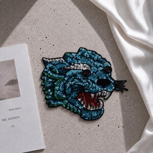 Paillettenaufnäher „Blauer Panther“ | Applikation „Brüllender Großkatzenkopf“ für Jeansjacken, Bühnenkleidung & Punkmode