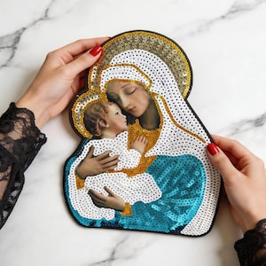 Toppa ricamata raffigurante la Madonna con paillettes blu / Applique con ricamo raffigurante la Sacra Madre e il Bambino / Toppa termoadesiva di grandi dimensioni ispirata all'arte rinascimentale