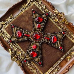 Barokke rode kruispatch | Religieuze appliqué met kralen strass | Gotische statementpatch voor jas