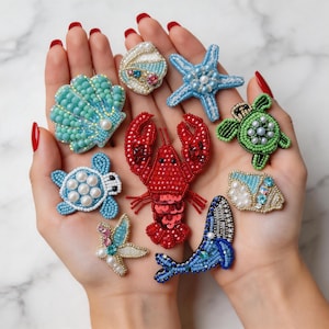 手作りの海のビーズパッチ｜海の生き物アップリケ｜カニ、カメ、ヒトデ、貝、クジラの刺繍パッチ（ジャケット用）