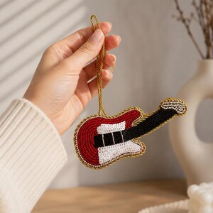 Ornamento per chitarra fatto a mano con perline / Decorazione da appendere per chitarra rock / Regalo per amanti della musica / Decorazione per albero di Natale / Ornamento per studio di registrazione