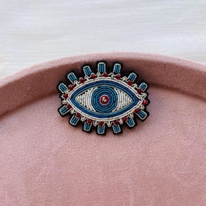 Parche de ojo azul bordado a mano / Aplique Zardozi Nazar / Parche de protección bohemio para coser en chaqueta vaquera