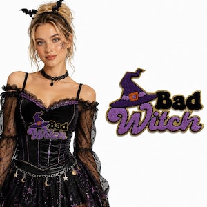 Puede incluir: Un top estilo corsé negro con un parche bordado en morado y negro que dice Bad Witch junto a un icono de sombrero de bruja. La prenda incluye mangas negras transparentes, un escote corazón y un cinturón de cadena con dijes de estrellas.