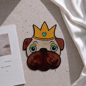 Parche de lentejuelas con forma de perro pug coronado / Aplicación bordada con la carita de un cachorro para chaquetas, bolsos y regalos para amantes de las mascotas.