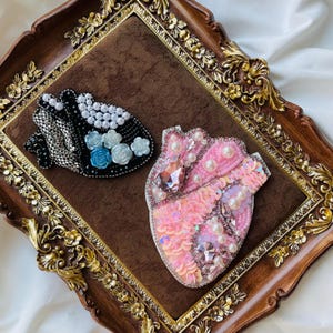 Parche de corazón rosa pálido con cuentas / Aplicación bordada con perlas y lentejuelas / Detalle romántico para chaquetas o bolsos