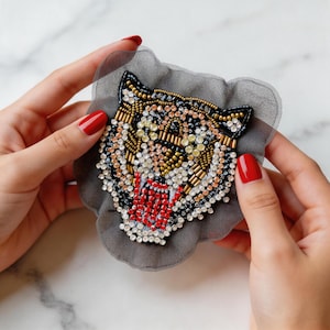 Toppa con testa di tigre in strass realizzata a mano / Applique con ricamo di perline di lusso / Toppa con potente simbolo animale su rete per uno stile distintivo