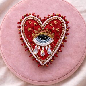 レッドベルベットの聖なるハートの邪眼パッチ | 衣服用の手作りビーズゴシックハートアップリケ