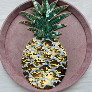 Può includere: Un set di tre tazze in ceramica con finitura opaca e macchiettata. Le tazze sono nei toni del crema, grigio chiaro e grigio scuro. Ogni tazza ha un design semplice e minimalista, perfetto per caffè o tè.