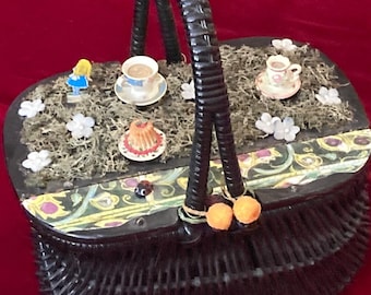Unik handväska vintageväska 1960 "Wonderland" aftonväska återvunnen väska utsmyckad väska konstnärlig väska Alice i Underlandet aftonväska