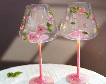 Handgefertigtes rosa Weinglas mit echten konservierten Blumen, Blumenrelief Trinkgeschirr