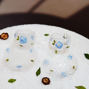 Set di tazze da tè in vetro fatte a mano con ortensia pavone conservata – Servizio da tè ecologico con decorazioni floreali.