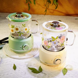 Juego de taza de té eléctrica de vidrio con diseño floral hecha a mano – Flores preservadas en resina ecológica, infusiones de hierbas y regalo para el bienestar matutino