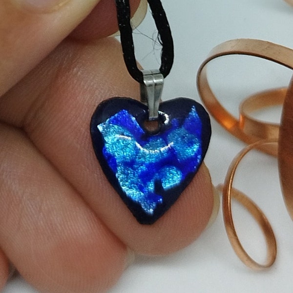 Petit pendentif "coeur", bleu (2 tons) sur feuille d'argent, émail sur cuivre