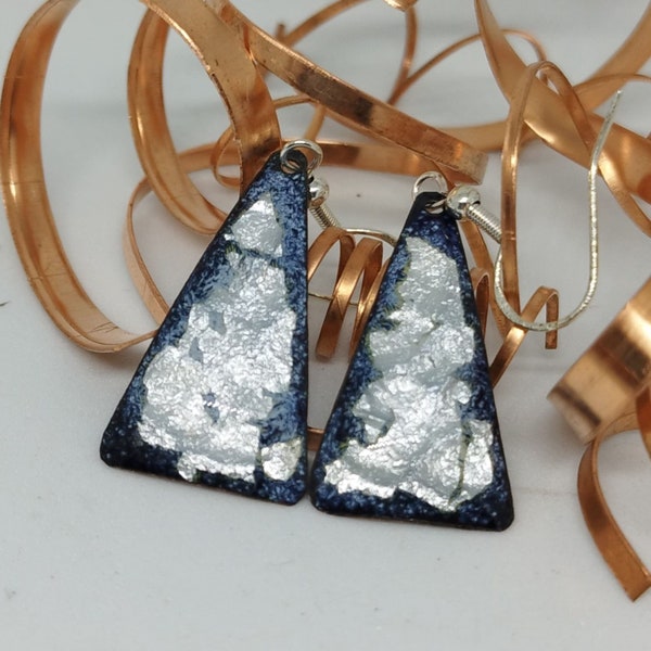 Boucles d'oreilles, triangles blanc transparent sur feuille d'argent, fond bleu/gris, émail sur cuivre