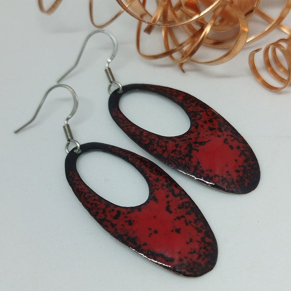 Boucles d'oreilles, créoles ovales rouge et noir, émail sur cuivre