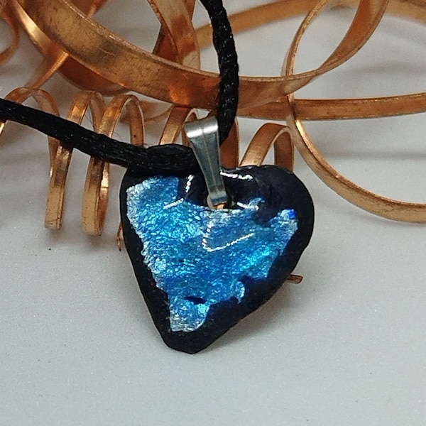 Petit pendentif "coeur", bleu clair sur feuille d'argent, émail sur cuivre