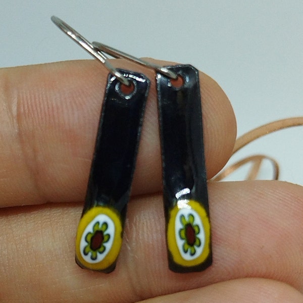 Boucles d'oreilles "bâtonnets", noires opaques avec perle de Murano millefiori, émail sur cuivre