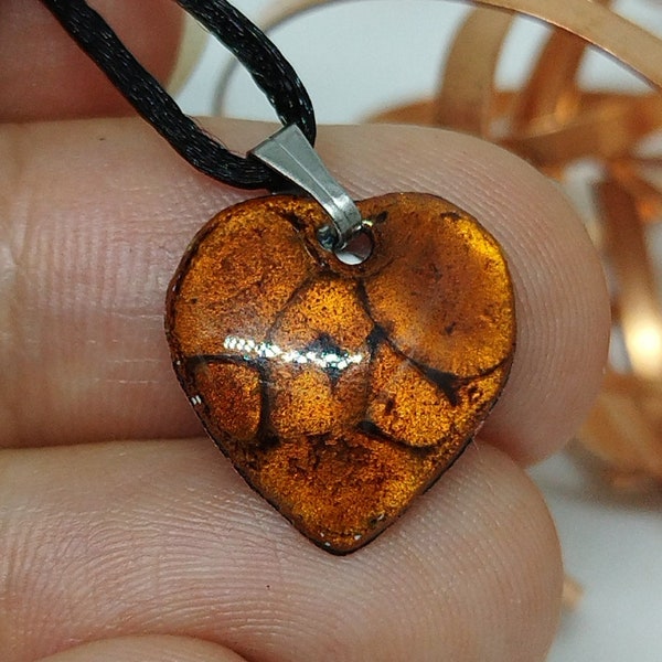 Petit pendentif "coeur", doré (couleur ambre), émail sur cuivre