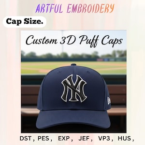 Może przedstawiać: Granatowa czapka bejsbolowa z haftowanym 3D logo New York Yankees. Czapka ma zakrzywiony daszek i jest prezentowana na drewnianej ławce. Tekst na zdjęciu brzmi "Custom 3D Puff Caps" i "Artful Embroidery."