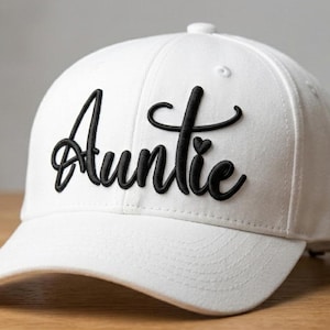 Ricamo 3D "Puff Auntie", file per cappellino con scritta in corsivo (download immediato)