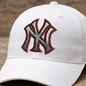 Pode incluir: Boné de beisebol branco com o logotipo "NY" bordado em prata e vermelho. O boné é feito de um tecido liso e tem uma aba curva. Um acessório desportivo clássico.