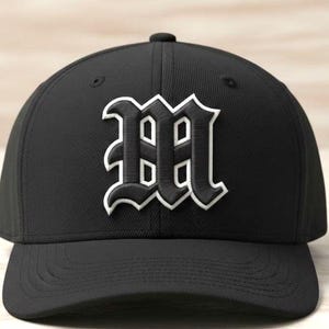 File di ricamo per berretto con motivo a sbuffo in 3D con lettera gotica M (DST, PES, EXP)