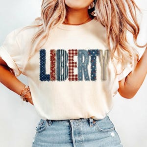 Comfort Colors® T-shirt med konstlappmönster, skjorta med Liberty-motiv, vintage-topp med USA-motiv, bohemisk amerikansk patriotisk fjärde juli-skjorta