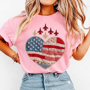 Comfort Colors® T-shirt med konstlappmönster, quiltad skjorta med flagghjärta, vintage-topp från USA, bohemisk amerikansk fjärde juli-skjorta