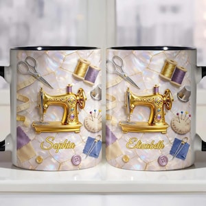 K&ouml;nnte beinhalten: Zwei wei&szlig;e Keramikbecher mit schwarzem Innenraum, verziert mit einem goldenen N&auml;hmaschinen-Design. Jeder Becher zeigt einen anderen Namen in goldener Schrift, zusammen mit Bildern von Scheren, Garnrollen und anderem N&auml;hzubeh&ouml;r.