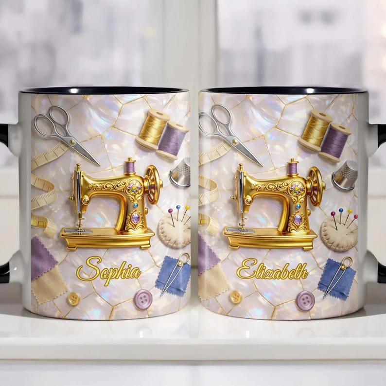 K&ouml;nnte beinhalten: Zwei wei&szlig;e Keramikbecher mit schwarzem Innenraum, verziert mit einem goldenen N&auml;hmaschinen-Design. Jeder Becher zeigt einen anderen Namen in goldener Schrift, zusammen mit Bildern von Scheren, Garnrollen und anderem N&auml;hzubeh&ouml;r.