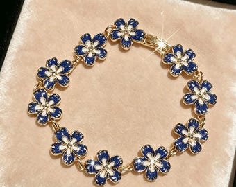 Bracelet en or de luxe fleurs émaillées bleues d'inspiration vintage pour elle à porter au quotidien