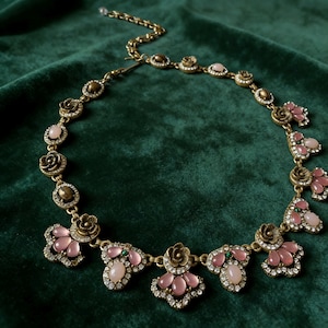 Halsband med vintageblommor och gudinna | Tigeröga, rosa strass-smycken