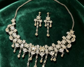 Set vintage di collana e orecchini da sposa con ciondolo a goccia floreale e cristalli, perfetto per matrimoni e gala.