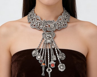 Collier ras de cou orné d'argent vintage avec breloques à pampilles, bijoux ethniques bohèmes pour femme
