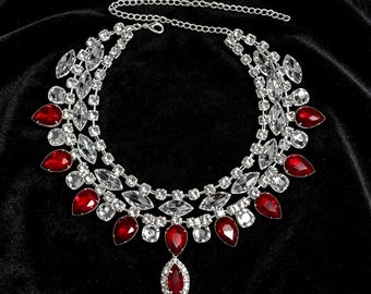 Collana girocollo di lusso con cristalli rossi, ideale per eventi speciali e come regalo per le damigelle d'onore.