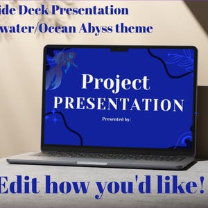 Puede incluir: Un portátil muestra una diapositiva de presentación azul con el texto "Project PRESENTATION". La diapositiva tiene un tema submarino con peces y elementos decorativos. El texto "Edit how you'd like!" está en la parte inferior.