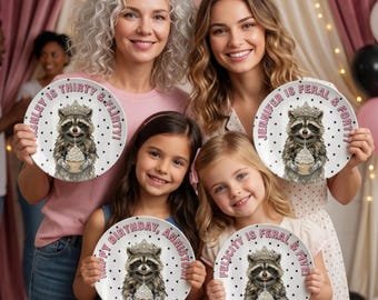 Plato de cumpleaños personalizado con mapache salvaje, placa con nombre de animal de fiesta rosa con temática de basura para niñas, bandeja personalizada para pastel de cumpleaños con temática de bosque salvaje.