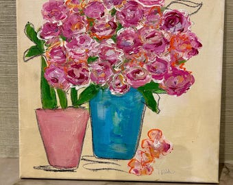Puede incluir: Pintura original sobre lienzo que presenta una naturaleza muerta de rosas rosas en un jarrón azul y una maceta rosa. La obra de arte tiene un fondo color crema y está firmada en la esquina inferior derecha. Las rosas tienen detalles en naranja.