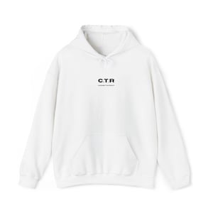 Op de afbeelding: Witte hoodie met een capuchon met trekkoord en een kangoeroezak. De voorkant van de hoodie heeft de tekst "C.T.R" boven "CHOOSE THE RIGHT" in zwart, gecentreerd op de borst. De hoodie is gemaakt van een zacht materiaal.