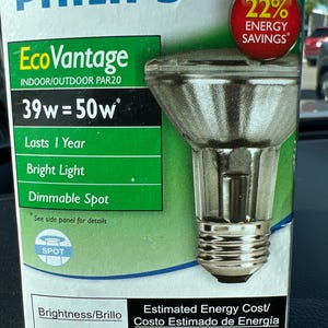 Può includere: Scatola di lampadina Philips EcoVantage PAR20. La scatola bianca presenta testo verde e blu, con una lampadina argentata visibile. La scatola indica 39W=50W, dura 1 anno ed è un faretto dimmerabile. Ha 480 lumen e consente un risparmio energetico del 22%.