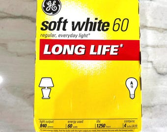 4-pack GE 60 watt A19 mjukvit glödlampa, 840 lumen Ny gammal standard