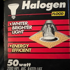 Puede incluir: Una caja de bombilla halógena Philips Flood negra y roja. La caja presenta el texto "50w", "Halogen" y "Whiter, Brighter Light". También indica "Energy Efficient" e incluye un diagrama de una luminaria. La bombilla tiene 6,35 cm de diámetro.