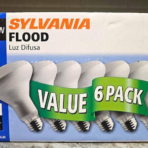 Könnte beinhalten: Eine Sylvania 65W Flutlicht-Glühbirnen-Packung mit 6 Stück. Die weiß-blaue Verpackung zeigt den Text Sylvania, Flood, Luz Difusa und Value 6 Pack. Die Schachtel zeigt sechs weiße BR30-Glühbirnen mit silbernen Sockeln und einer Helligkeit von 620.