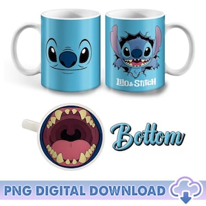 Peut inclure: Deux mugs en céramique bleus avec le personnage Stitch de Lilo & Stitch. L'un des mugs affiche le visage de Stitch, l'autre le montre perçant un mur. Le fond d'un mug montre la bouche ouverte de Stitch. Le mot "Bottom" est également visible.