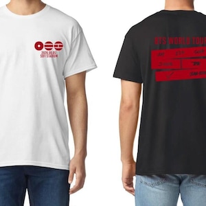 Op de afbeelding: Twee T-shirts, één wit en één zwart. Het witte shirt heeft een rode afbeelding op de voorkant met de tekst "2020 08.05 SBH STADIUM". Het zwarte shirt heeft een rode afbeelding op de achterkant met de tekst "BTS WORLD TOUR".