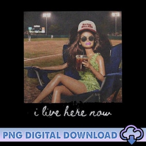 Puede incluir: Una muñeca con gafas de sol y una gorra de béisbol con la inscripción "Homer Ballers" está sentada en una silla azul, sosteniendo una bebida. La imagen incluye el texto "i live here now" y "PNG DIGITAL DOWNLOAD".
