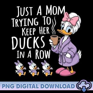 Op de afbeelding: Een cartoonafbeelding op een zwarte achtergrond met Daisy Duck in een paarse badjas die een kopje koffie vasthoudt, met de tekst "JUST A MOM TRYING TO KEEP HER DUCKS IN A ROW." Drie kleine eendjes staan eronder. PNG digitale download.