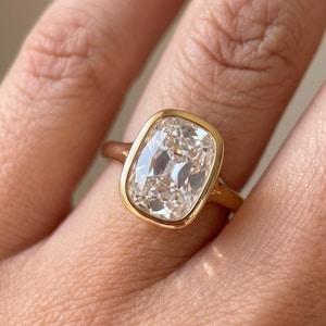 Obrączka ślubna z wydłużonym szlifem poduszkowym Old Mine o masie 4,7 ct, z diamentami hodowanymi laboratoryjnie, unikatowa oprawa bezel, z pojedynczym diamentem i rozciętym trzonkiem, wykonana z żółtego złota 10k
